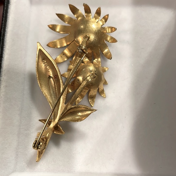 Vintage Authentic Signed Spain Damascene Flower Brooch Pin w/faux pearls - Picture 2 of 8